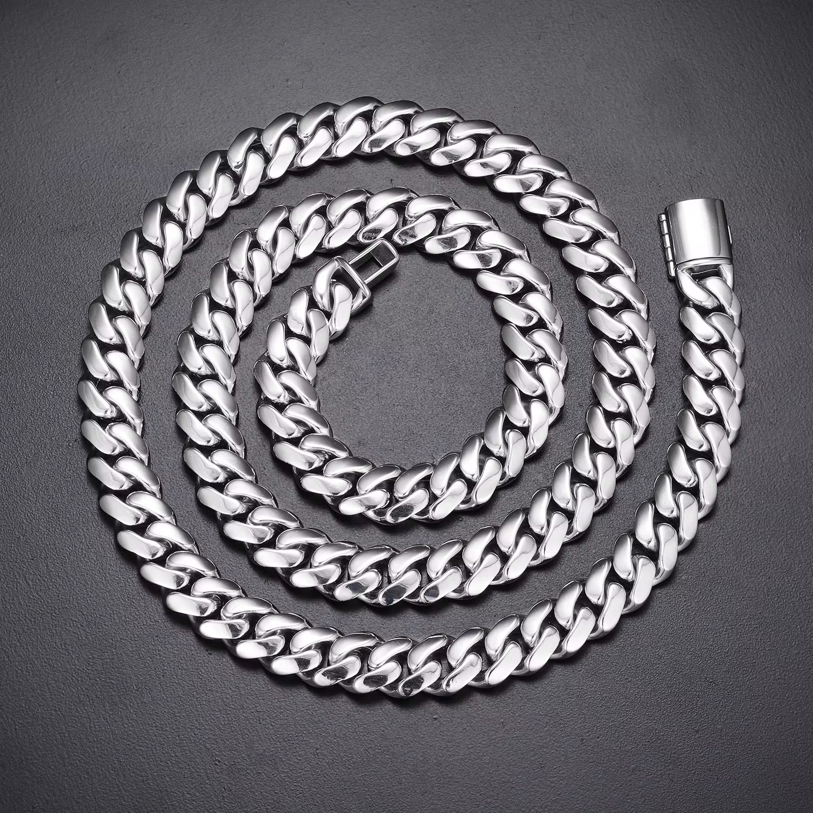 High Quality 68mm Photo Necklace/ Non Tarnish hypoallergenic